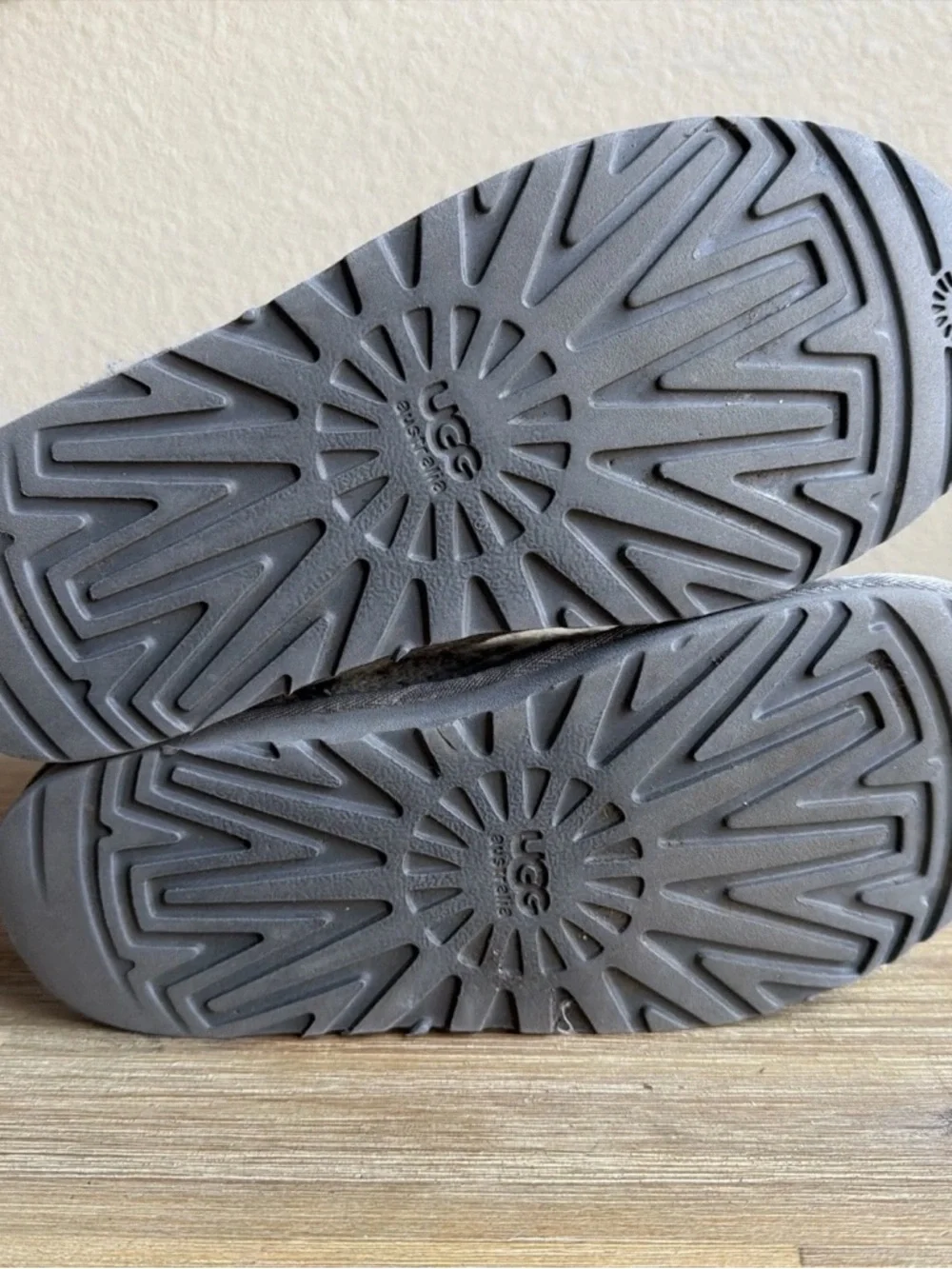 Ugg Women’s Mountain Quilted Boots Short Gray Size 8 Festival Bohemian Style